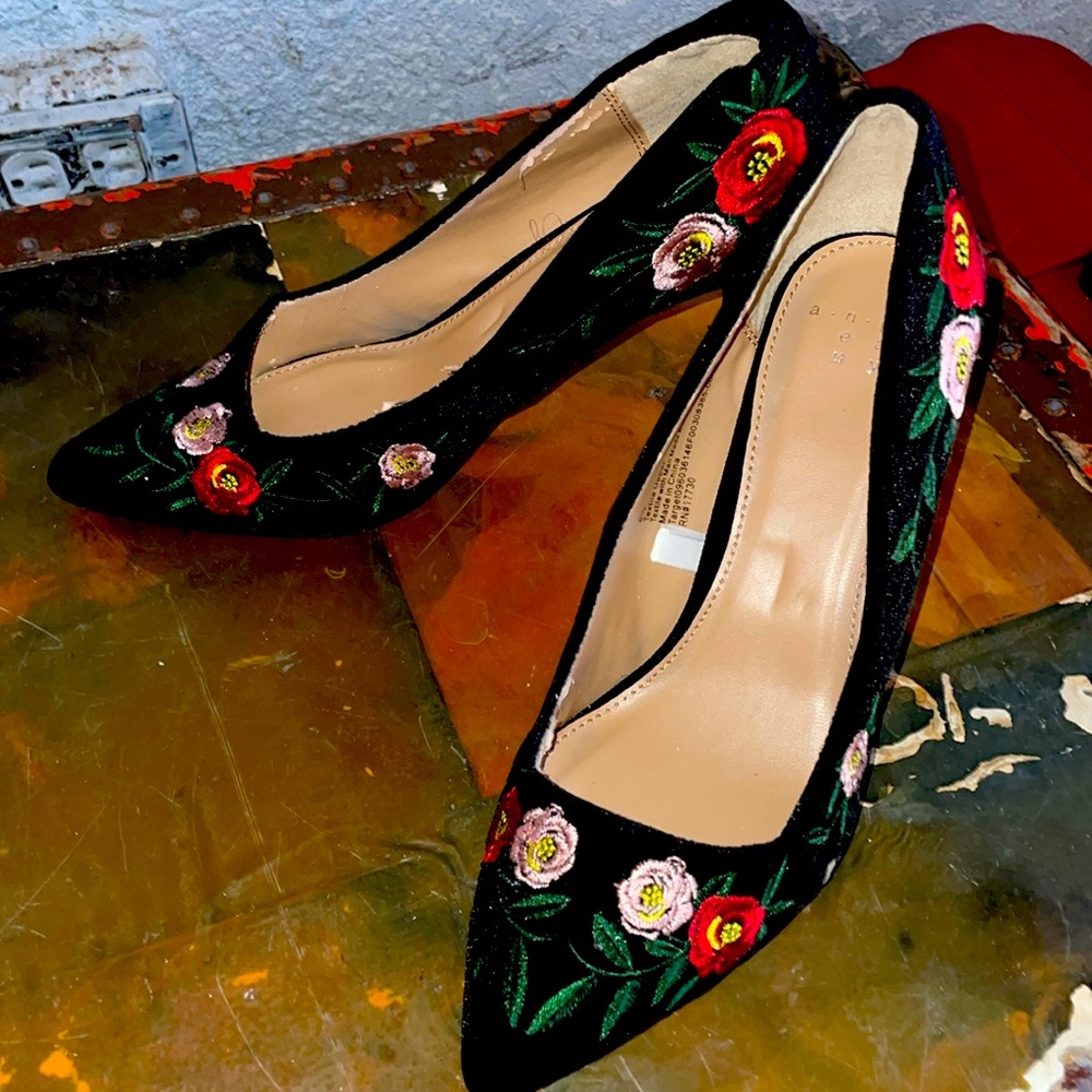 Velvet, Embroidered Black Pumps size 11
